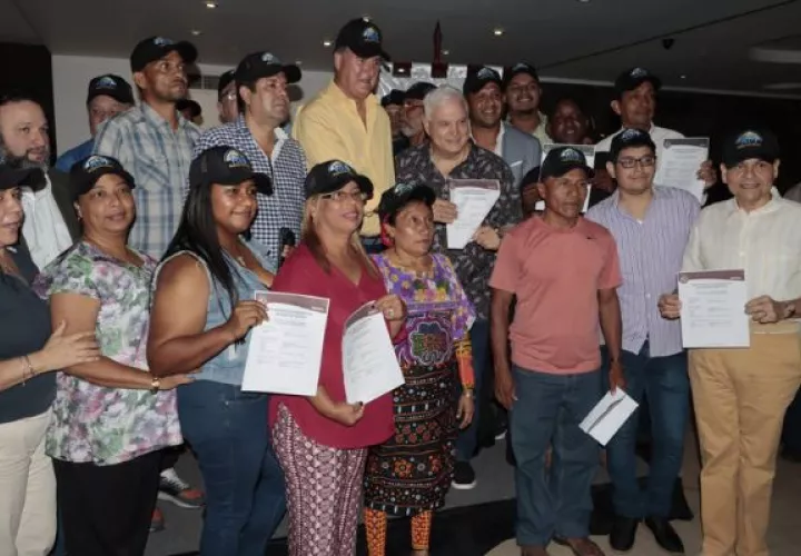 El candidato presidencial Ricardo Martinelli, junto a los nuevos miembros del partido. Foto: Víctor Arosemena