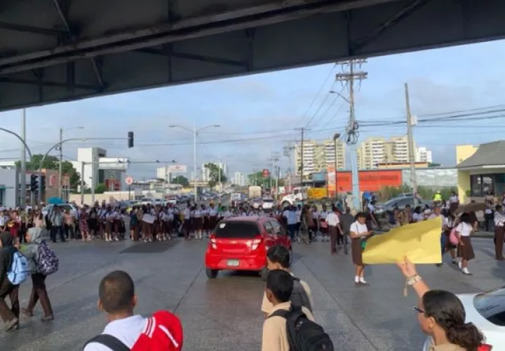 Los estudiantes cerraron el cruce de Balboa. Foto: Cortesía Tráfico Panamá