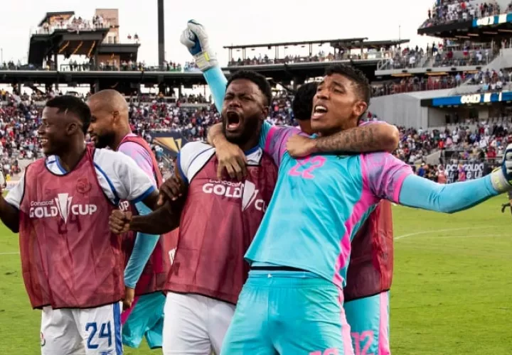 El portero Orlando "Cuty" Mosquera y 'Coco' Carrasquilla festejan la clasificación de Panamá a la final de la Copa Oro.  Foto: EFE