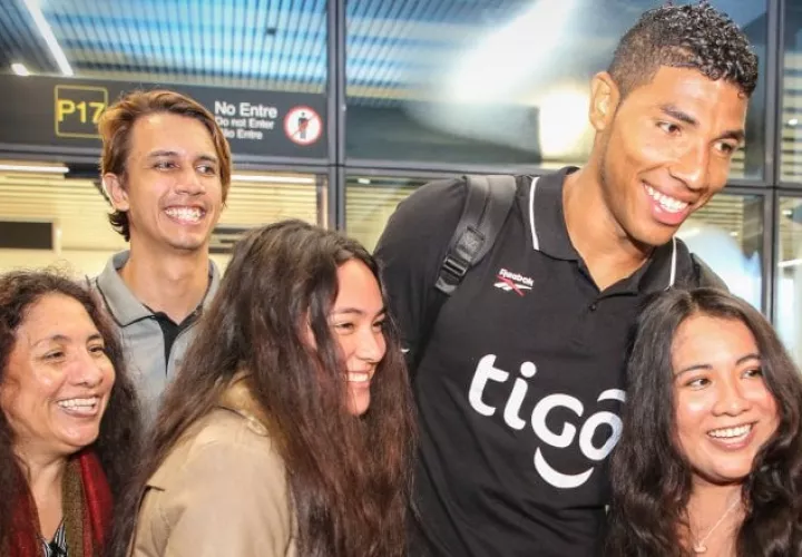El portero Orlando Mosquera con la fanaticada en el Aeropuerto Internacional de Tocumen. Foto: @tocumenaero  