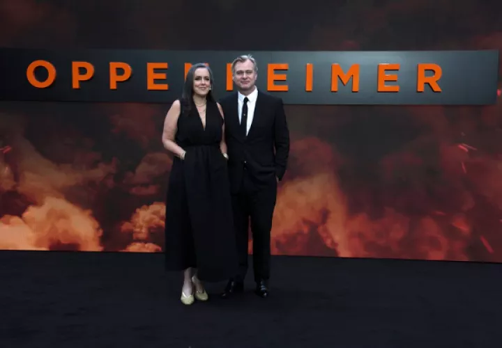 La productora británica Emma Thomas y el director británico Christopher Nolan en el estreno en Londres de Oppenheimer. Foto: EFE / EPA / Andy Rain