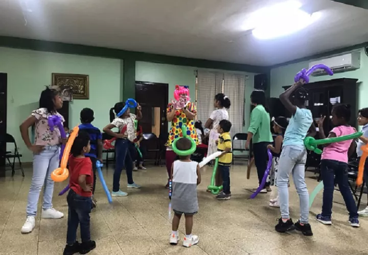La presencia de la divertida payasita "Tutifruti", encantó a los niños y niñas. Foto: Diomedes Sánchez 