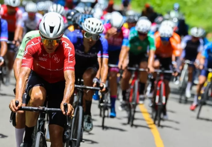 Oscar Sevilla, del Team Medellín (rojo),  ganó el Tour de Panamá 2023. Foto: Fepaci