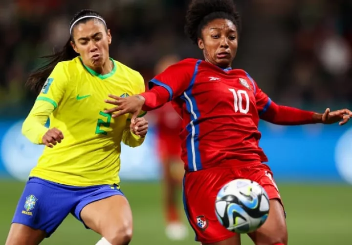 Marta Cox (10) de Panamá  disputa el balón contra una jugadora brasileña. Foto: EFE
