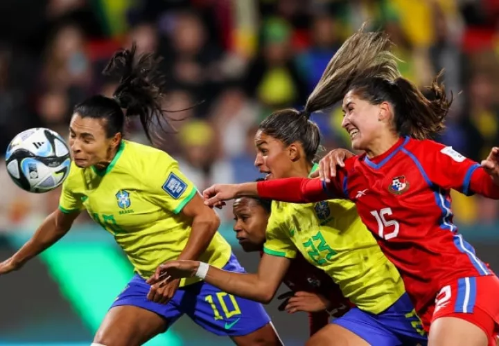 Marta (10)  y Gabi Nunes ambas de Brasil disputan un balón contra Rosario Vargas de Panamá (15). Foto: EFE