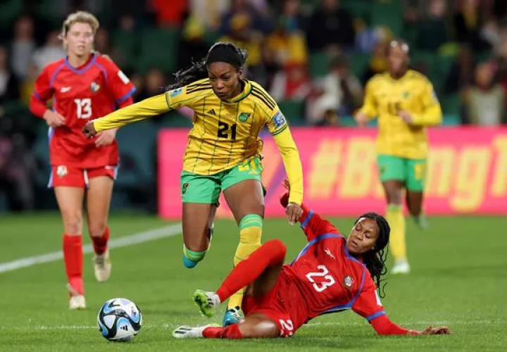 Cheyna Matthews de Jamaica es marcada por Carina Baltrip-Reyes de Panamá. Foto: EFE