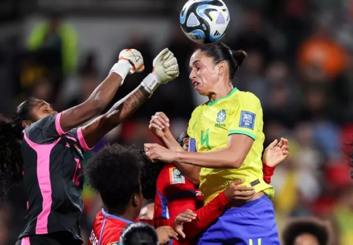 Yenith Bailey portera de Panamá despeja el balón ante la llegada de la brasileña Rafaelle. Foto: EFE