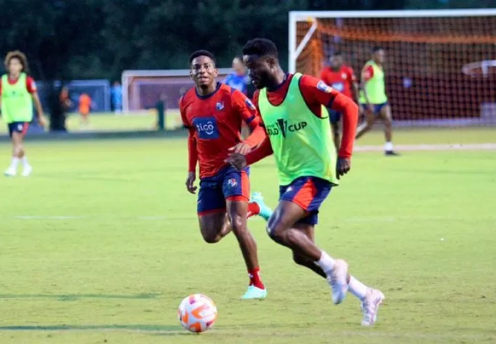 César Blackman  (izq.) y Freddy Góndola en los entrenamientos de la selección de Panamá. Foto: Fepafut