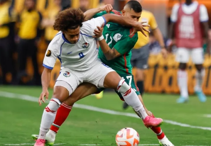 Adalberto Carrasquilla de Panamá (8)  y Orbelín Pineda de México disputan un balón en la final de la Copa Oro. Foto: EFE