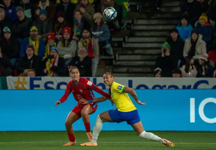 Rosario Vargas de Panamá marca a una jugadora de Brasil. Foto: Fepafut