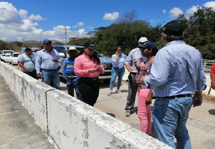 El 17 de marzo de este año la viceministra del MOP, Librada De Frías se reunió con moradores en Penonome , para dar respuesta a varios proyectos. Foto. MOP