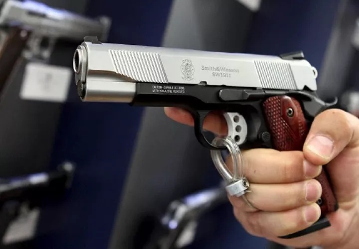 Para portar un arma en Panamá, la persona debe cumplir una serie de requisitos. Foto: EFE