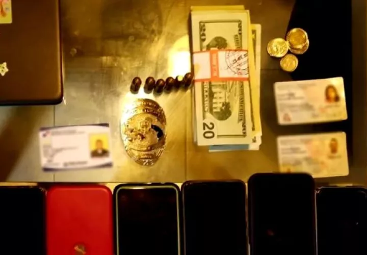 Aprehende a tres policías y una mujer por extorsión. Foto: Cortesía PN