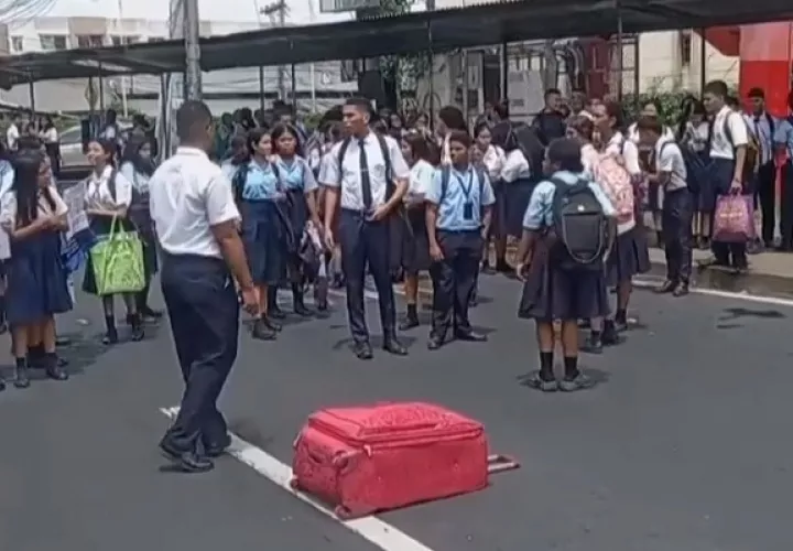 Estudiantes del Instituto Fermín Naudeau salieron a la calle este lunes.