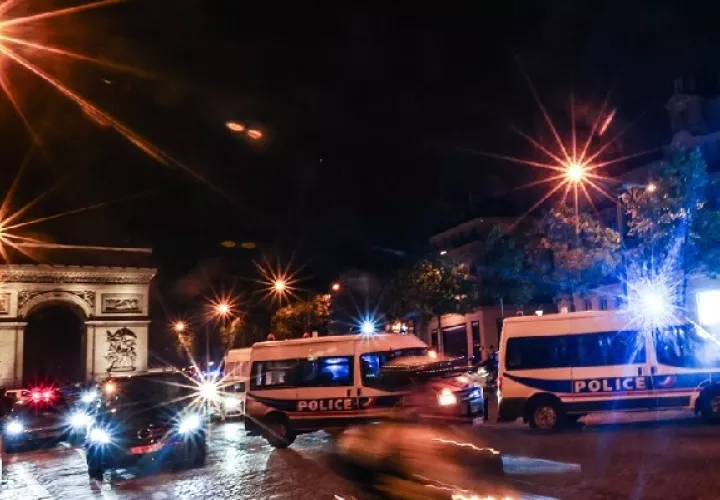 Las protestas que afectan las noches parisinas y de otras urbes de Francia, se han extendido a ciudades de otras naciones europeas. Foto: EFE