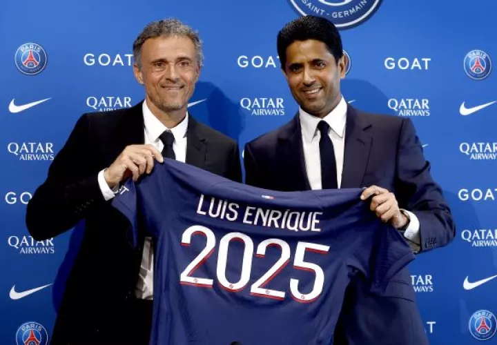 Luis Enrique (izq.) es presentado junto a  Nasser Al-Khelaïf como nuevo técnico del PSG. Foto:EFE 
