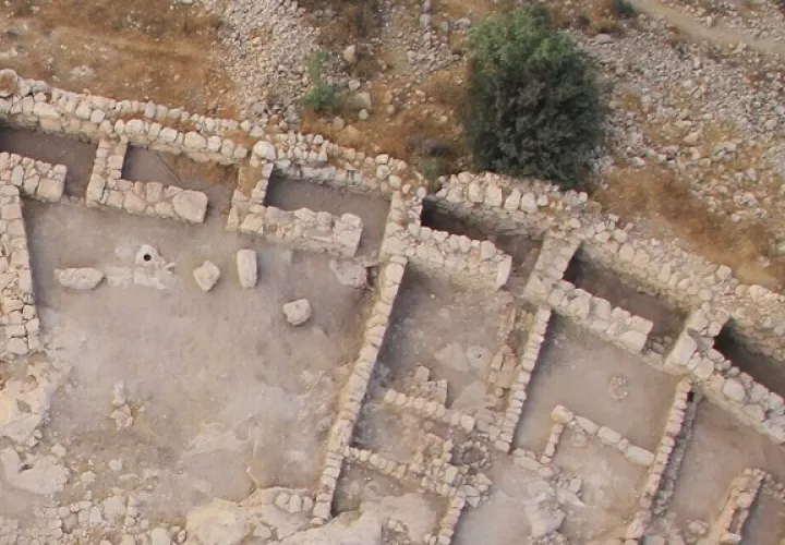 Vista aérea de las ventanas de la muralla de la ciudad de Khirbet Qeiyafa. Foto:  Yosef Garfinkel