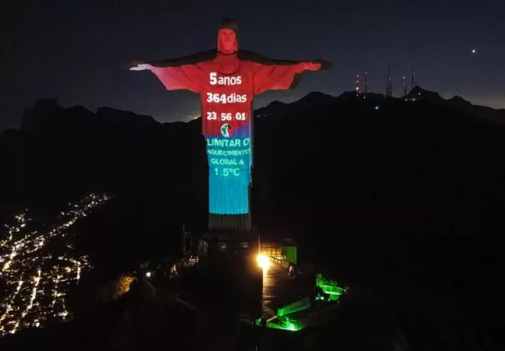 El Cristo Redentor proyecta el Reloj Climático. Foto: EFE