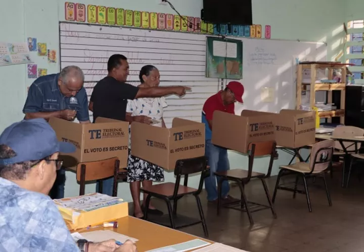 Luis Eduardo Camacho, secretario general de RM, al momento de votar en las primarias, en las que es precandidato a diputado. Foto: Víctor Arosemena