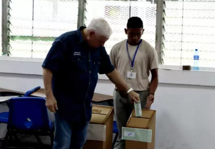  El candidato Ricardo Martinelli ejerce su voto. Foto: Víctor Arosemena