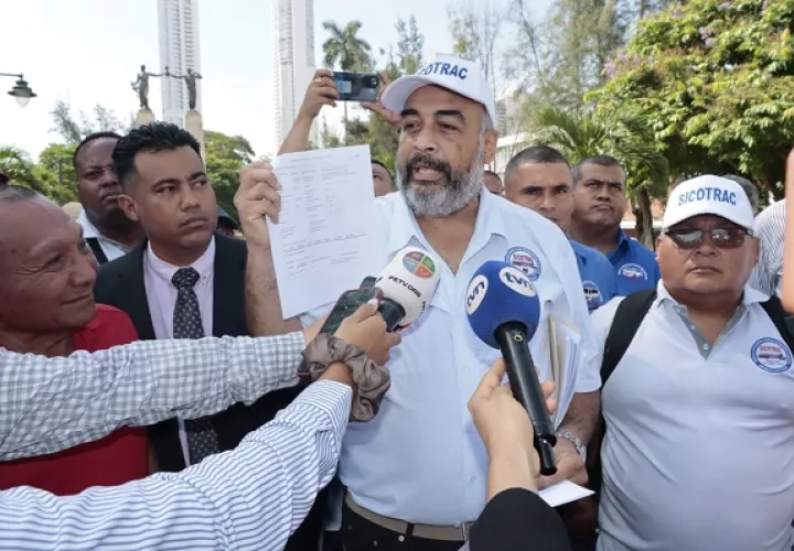 Boris Quezada, secretario general de Sicotrac, muestra la denuncia que interpusieran al MP. Foto: Víctor Arosemena