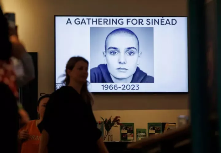 Personas acuden, este 27 de julio de 2023 en Londres, a una vigilia para despedir a la cantante irlandesa Sinéad O'Connor. Foto: EFE / Tolga Akmen