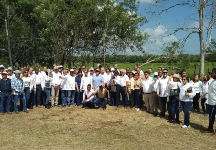 Este miércoles se realizó el acto formal de compra de los terrenos. Foto: Cortesía UP