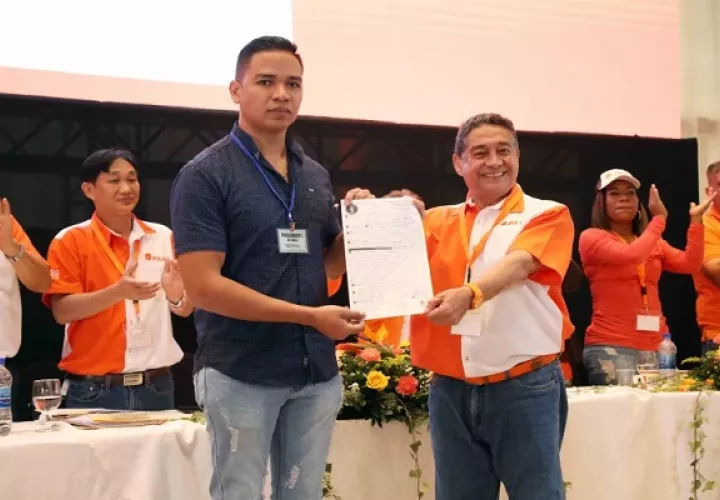José "Toto"Álvarez al momento de su proclamación este sábado. Foto: Cortesía TE