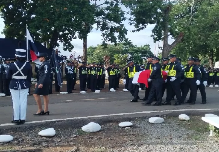 Se efectuó una misa por el alma de la unidad caída en el ejercicio de sus funciones por el capellán de la Policía Nacional en Chiriquí, padre Heriberto Ríos. Foto. José Vásquez