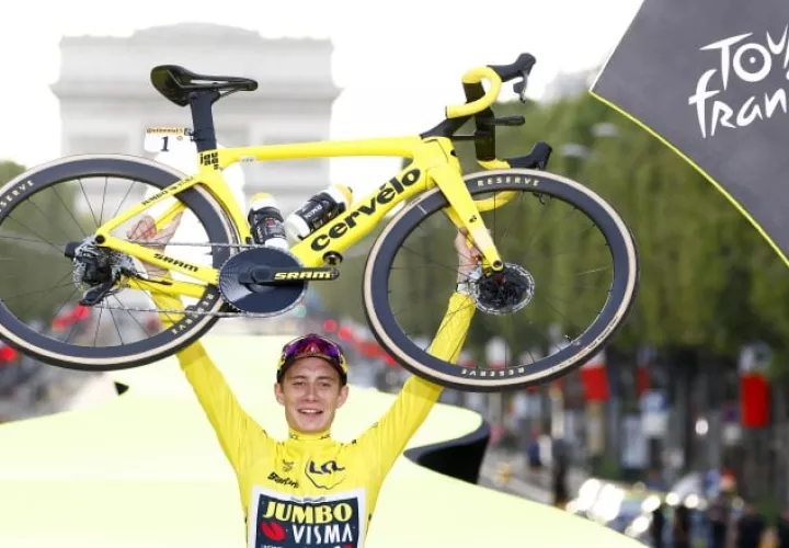 El danés Jonas Vingegaard se coronó en el Tour de Francia. Foto:EFE