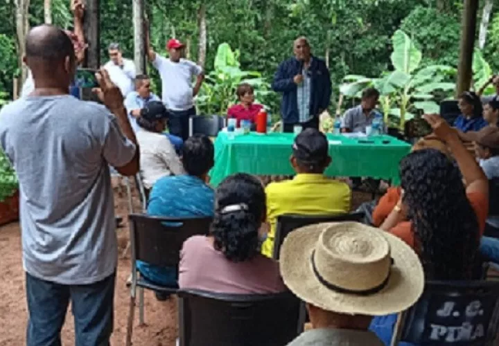 El titular de MiAmbiente, Milciades Concepción se reunió con pobladores de estas comunidades colonenses. Foto: Diomedes Sánchez 