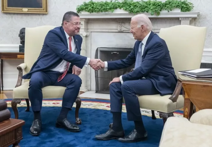 El presidente de EE.UU., Joe Biden, conversa con su homólogo de Costa Rica, Rodrigo Chaves Robles, durante una reunión en la Oficina Oval de la Casa Blanca. Foto: EFE