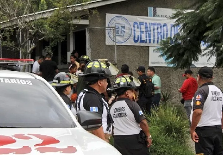 El artefacto fue lanzado a pocos minutos de cerrar el centro de votación. Archivo.