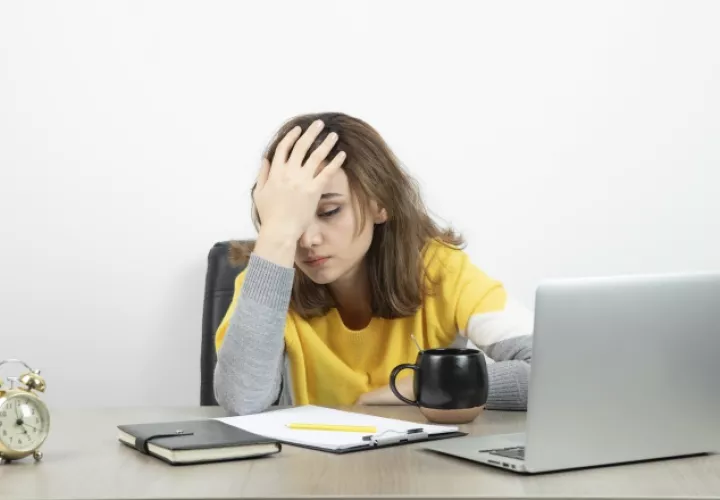  Nadie está exento de tener momentos complicados de agotamiento laboral y cansancio emocional. Foto: Ilustrativa / Freepik
