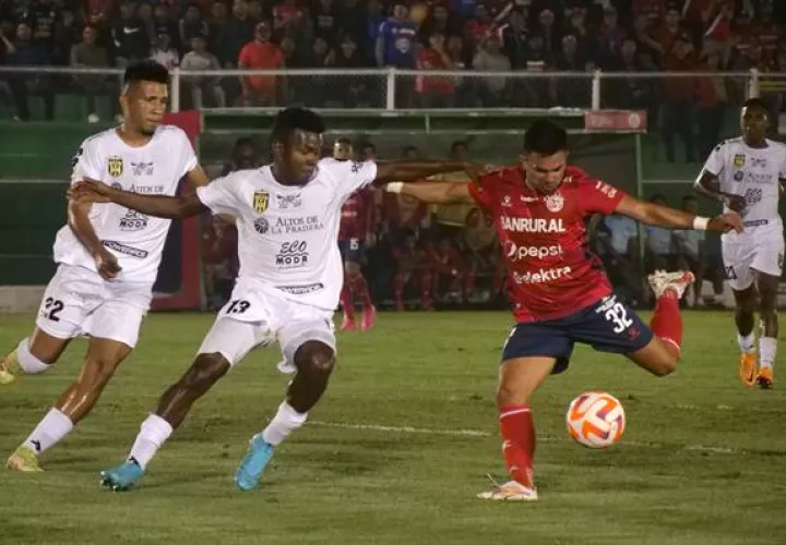 Bryan Lemus del Xelajú de Guatemala (der.) disputa el balón contra Jean Montenegro (2-i) del CAI de Panamá. Foto: EFE