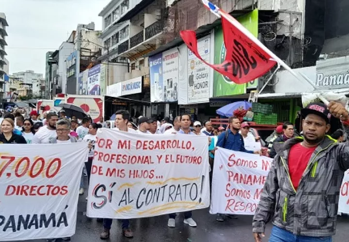 Trabajadores de la mina expresaron su apoyo al contrato frente a la Asamblea. Foto: Víctor Arosemena