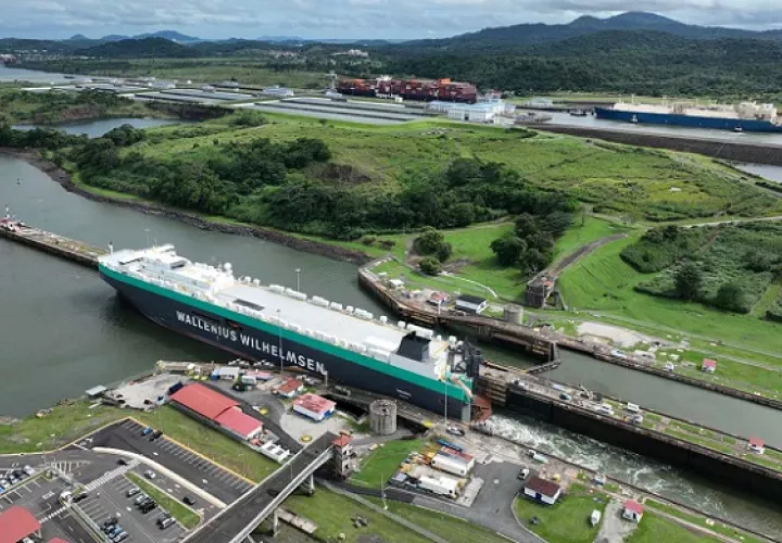 Hasta el pasado martes, había 135 buques esperando cruzar el Canal de Panamá. Foto: Cortesía ACP