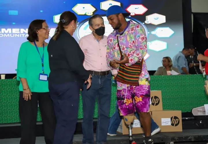 La ayuda fue entregada por el presidente Laurentino Cortizo en su última gira en Chiriquí. Foto: Cortesía Senadis