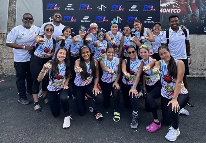 El equipo sub-17 celebra su arrollador triunfo en Estados Unidos.