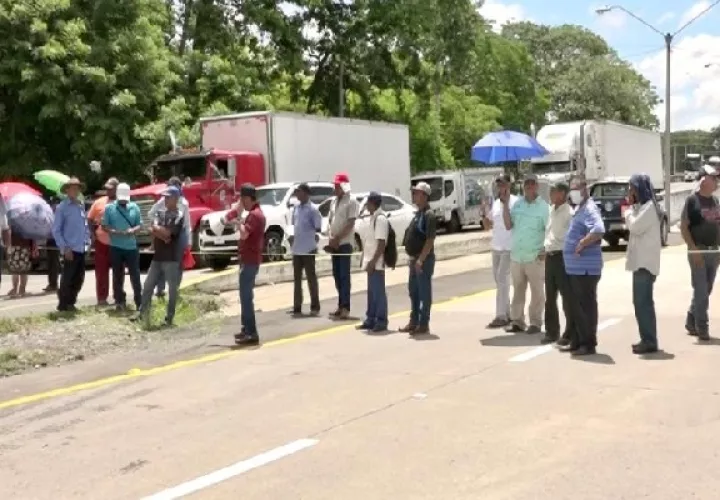 El cierre se inició a las 9:00 de la mañana ocasionando un tranque en la vía Interamericana, provocando que el occidente de la provincia esté incomunicado con el resto del país y Centro América. Foto. Cotesía