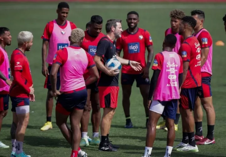 Thomas Christiansen, técnico de Panamá en los entrenamientos en el 'Cascarita' Tapia. Foto: EFE