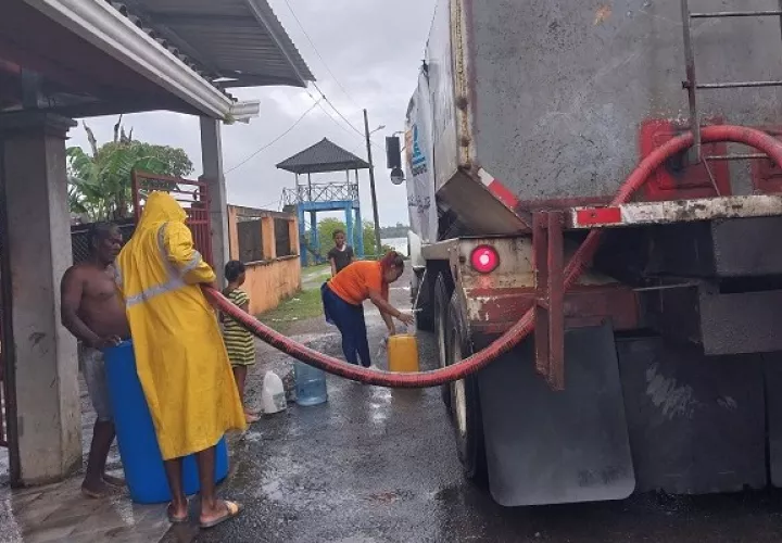 El Gobierno adeuda unos 20 millones de dólares a los proveedores de este servicio de distribución de agua. Foto: Diomedes Sánchez