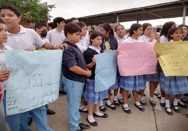 Los estudiantes de premedia y media asistirán como medida de presión, pero sin acudir a las aulas escolares. Foto. Thays Domínguez