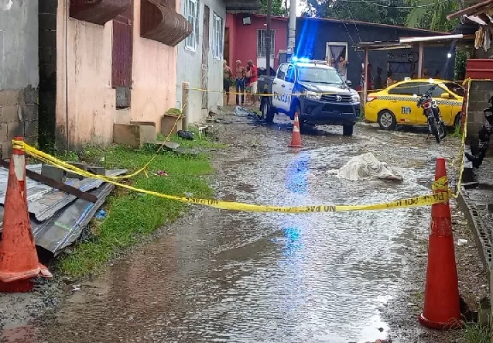 El cuerpo de alías 'Mono' quedó tirado en una de las calles interna de la comunidad de Pueblo Nuevo. Foto. Diomedes Sánchez