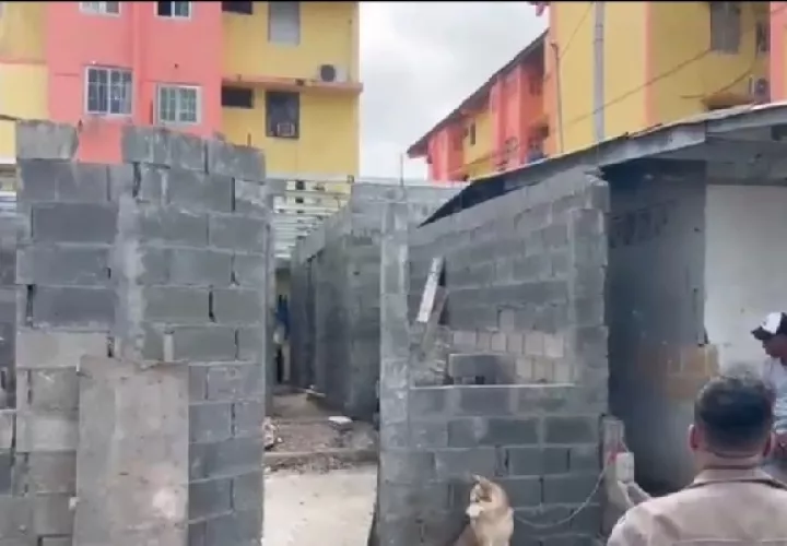 Muchas construcciones ilegales se llevan a cabo en la servidumbre como en La Feria y en otras comunidades de este distrito. Foto. Diomedes Sánchez