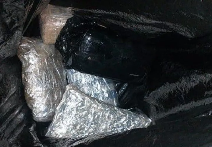 Los tres ciudadanos fueron llevados a la estación policial de Portobelo para que quedaran a órdenes de la fiscalía de drogas para iniciar el proceso de judicialización. Foto. Diomedes Sánchez