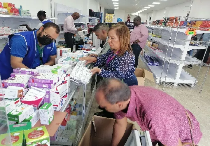 Los medicamentos decomisados son de dudosa procedencia y tenían las etiquetas en un lenguaje distinto. Foto. Diomedes Sánchez