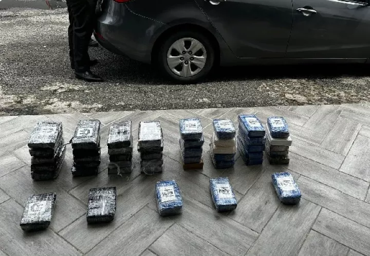 El vehículo tipo sedán color gris, fue detenido por los agentes de Narcóticos de la Policía Nacional (PN), e inmediatamente se procedió a acordonar el área para preservar las pruebas. Foto. Archivo