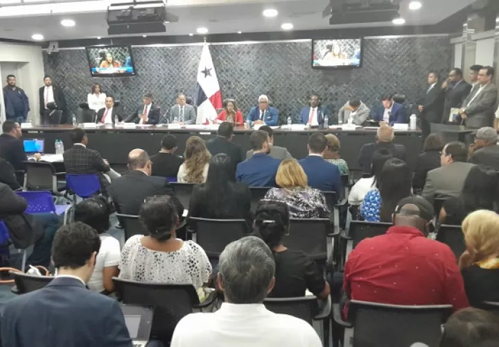 El lunes pasado fue aprobada la metodología de discusión del contrato en la comisión de Comercio. Foto: Víctor Arosemena