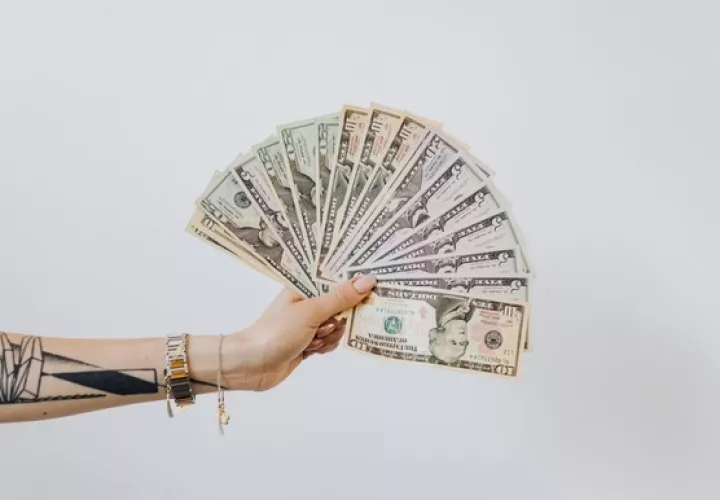 Recuerde tomar en cuenta ahorrar en este décimo. Foto: Pexels
